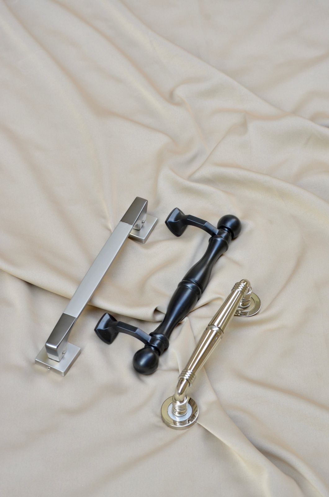 <p><strong>Pull Handles</strong></p>