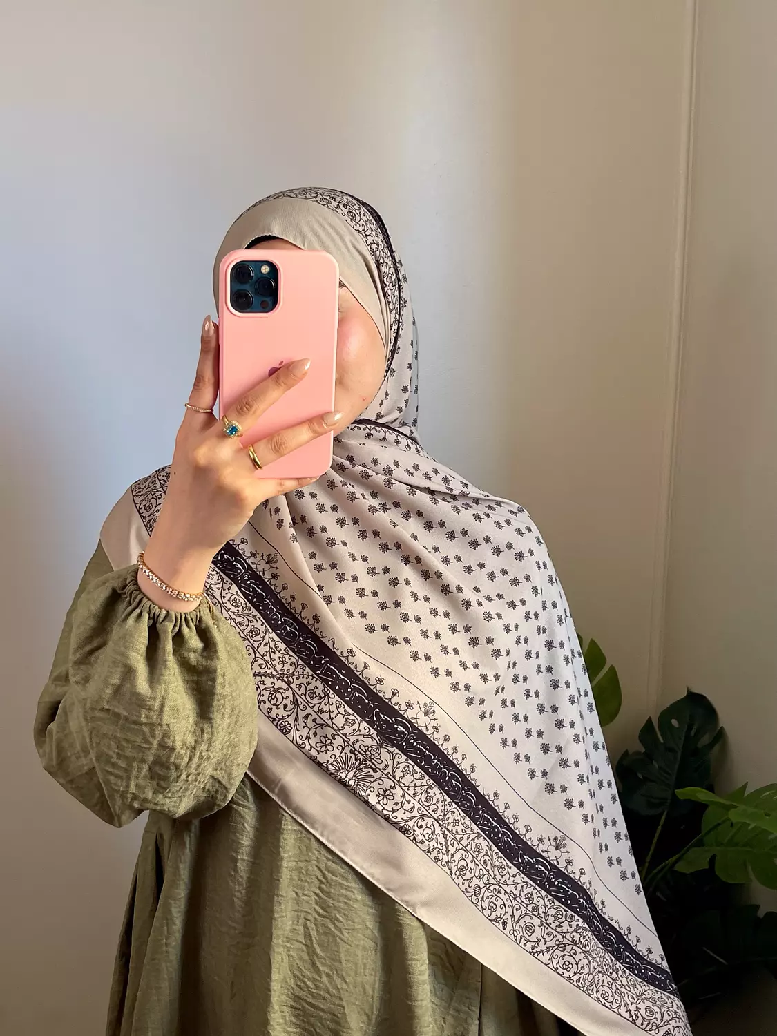 السيف في الغمد لا تخشى مضاربهُ/طرحة image