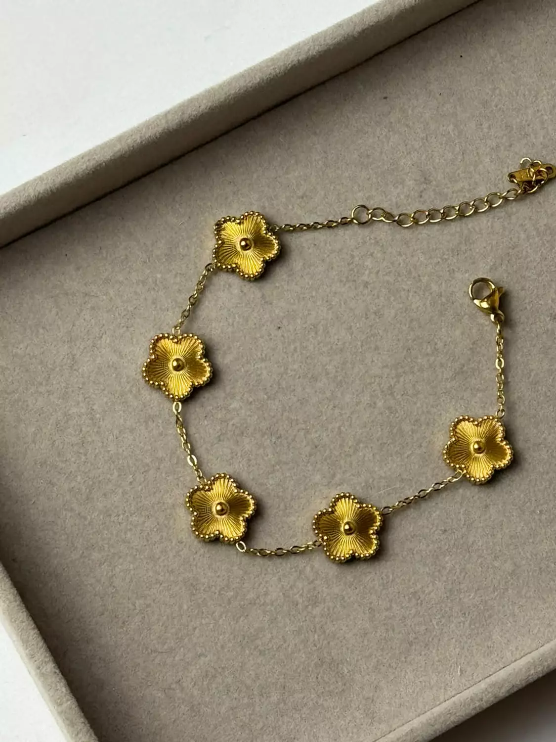 Gold Flawer  image