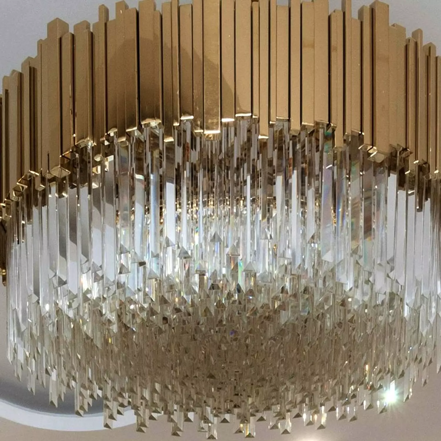 <p><strong><span style="color: rgb(0, 0, 0)">Modern Chandelier</span></strong></p>