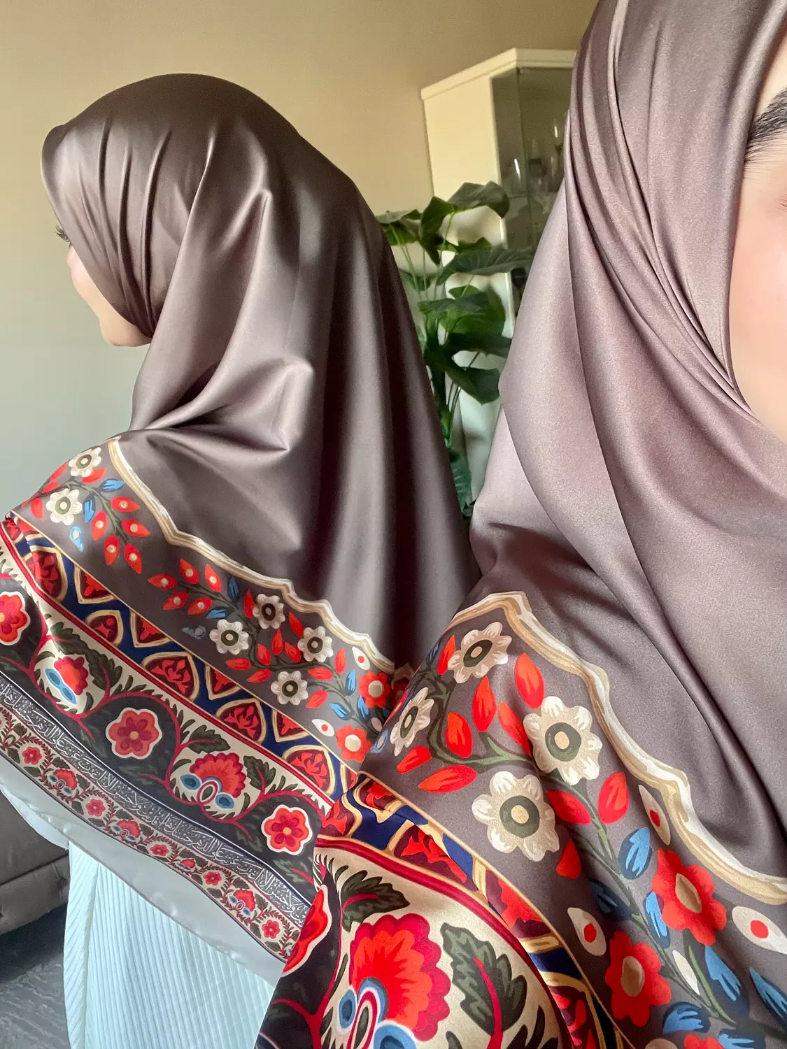 غَرِيبٌ عَلَى الدَّهْرِ حُسنك/سكارف hover image