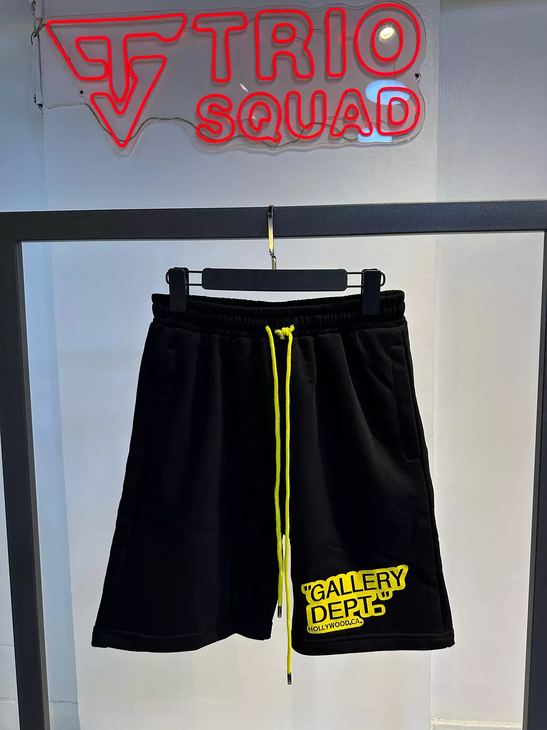Gallery Dept. black-yellow short image