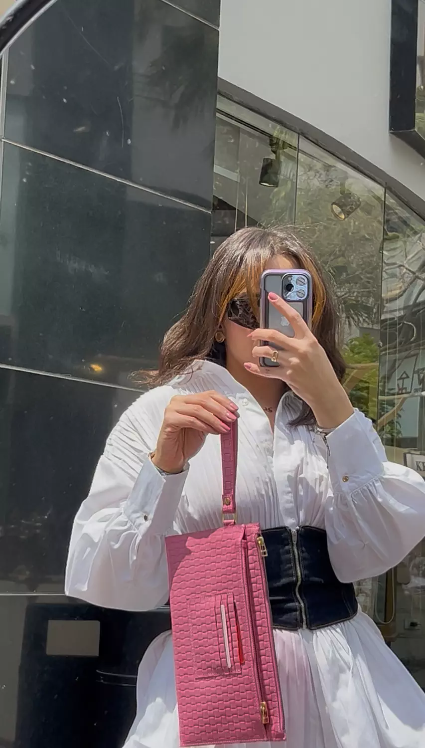 VeeV Pinky Clutch 3