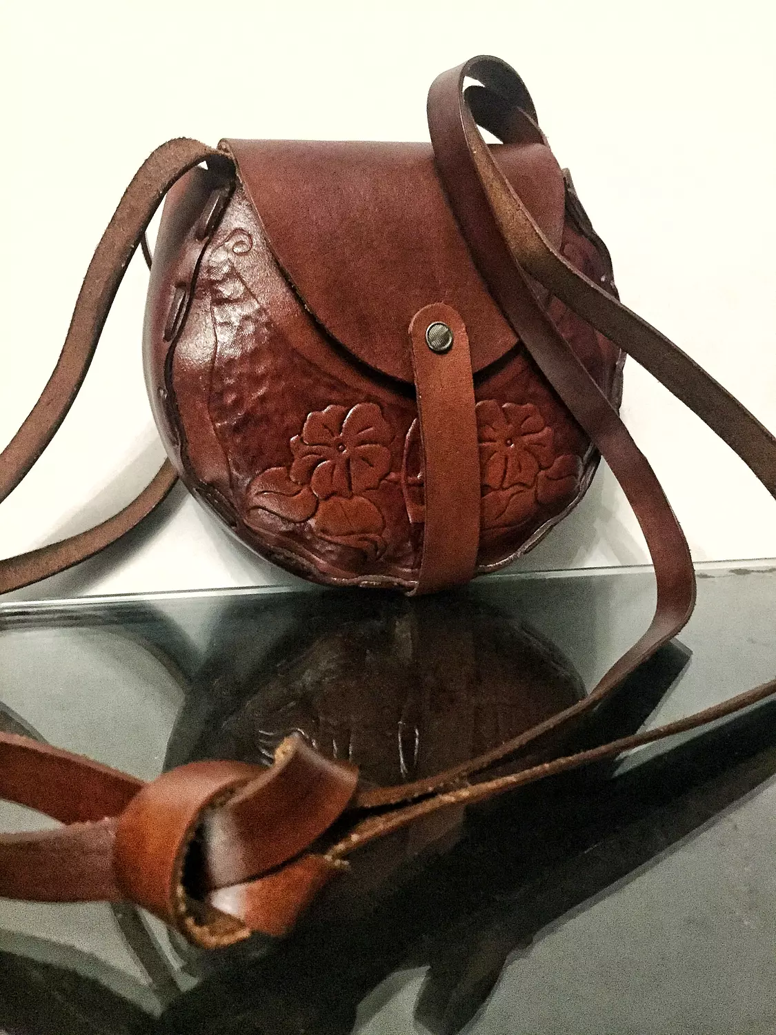 Art Nouveau bloom round leather bag with rotating strap  9