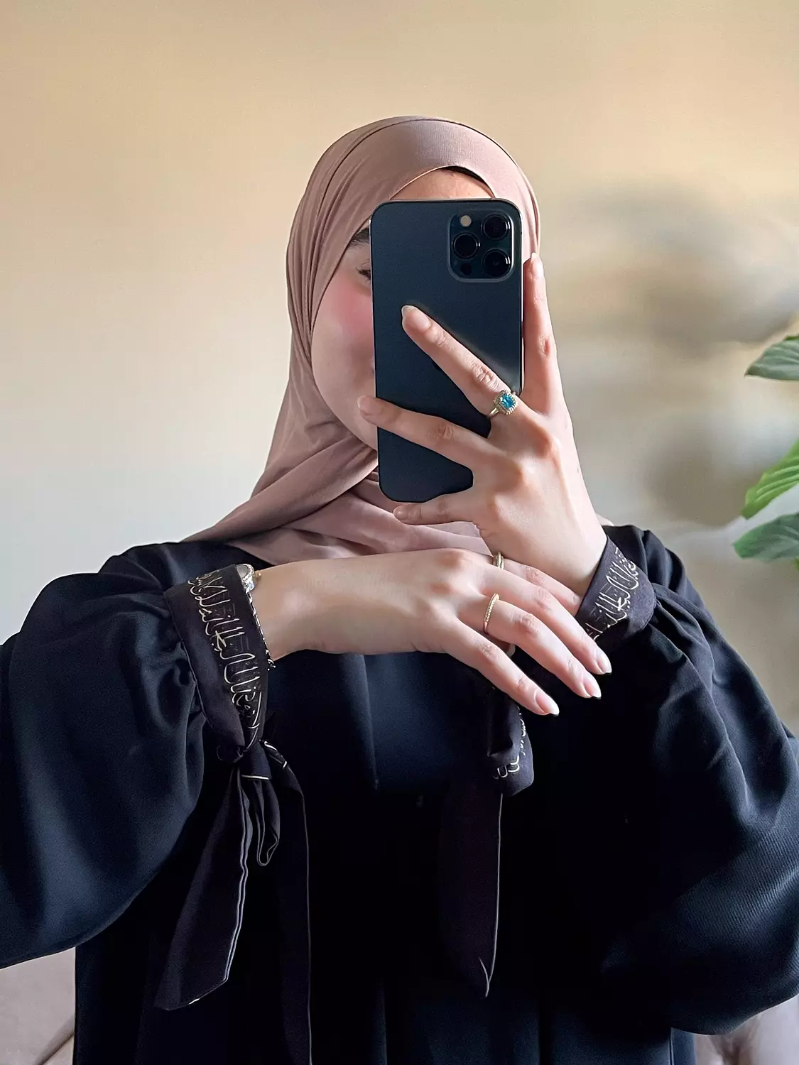 هذا الجمال الذي مهما قسا رحِما / عباية image