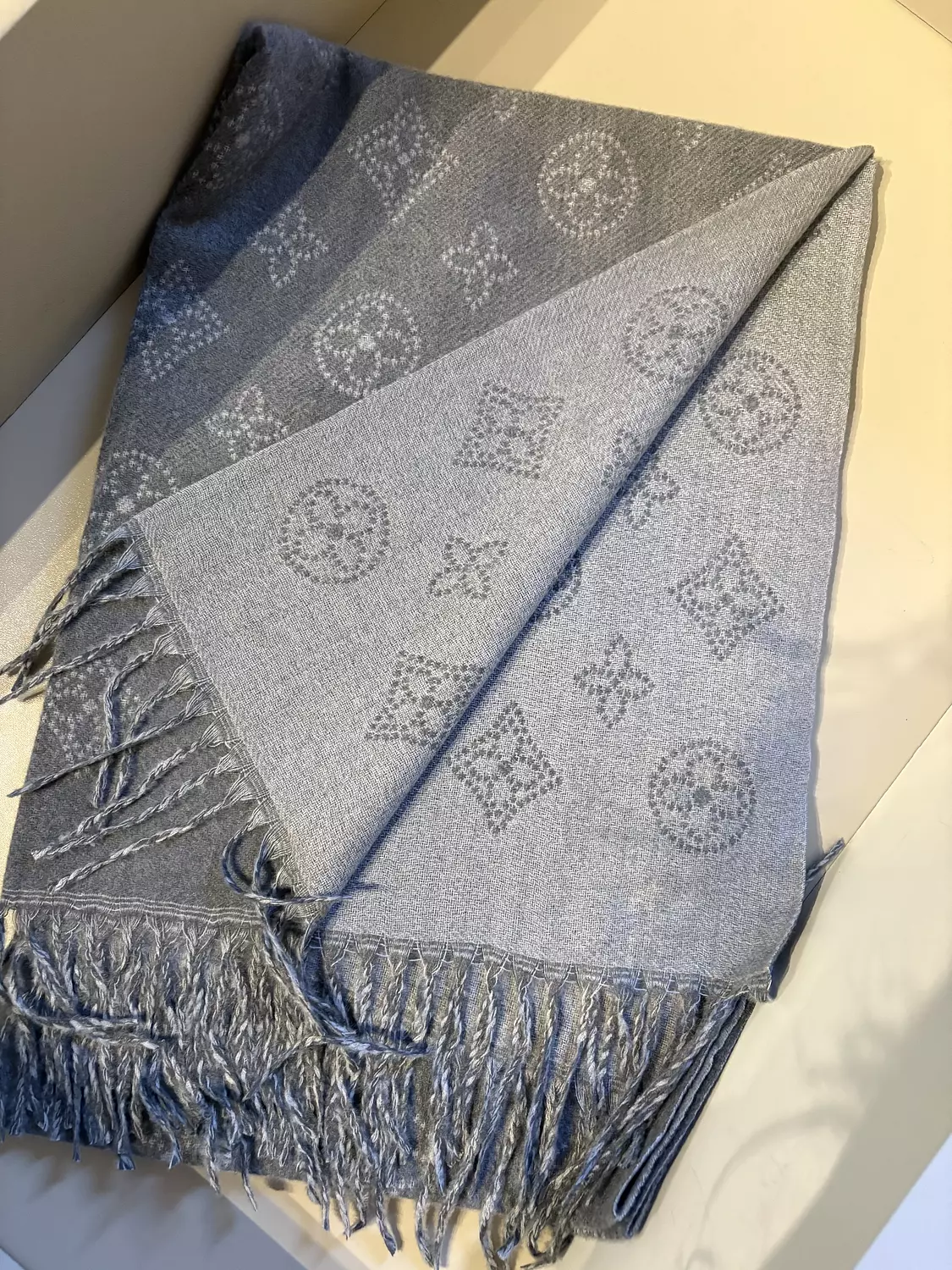 LV WOOL SHAWL 15