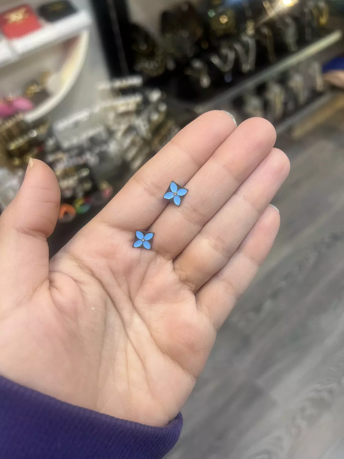 Blue L*V  image