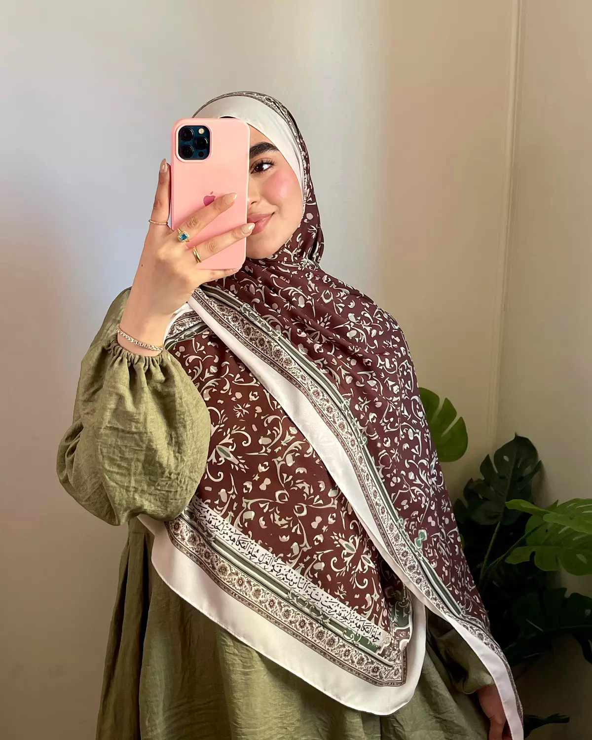 طرحة / حُلْوِ الفُكاهِةِ مُرُّ الجِدِّ قد مُزِجتْ،بشدة البأسِ منه رِقَّةُ الغَزَلِ  image