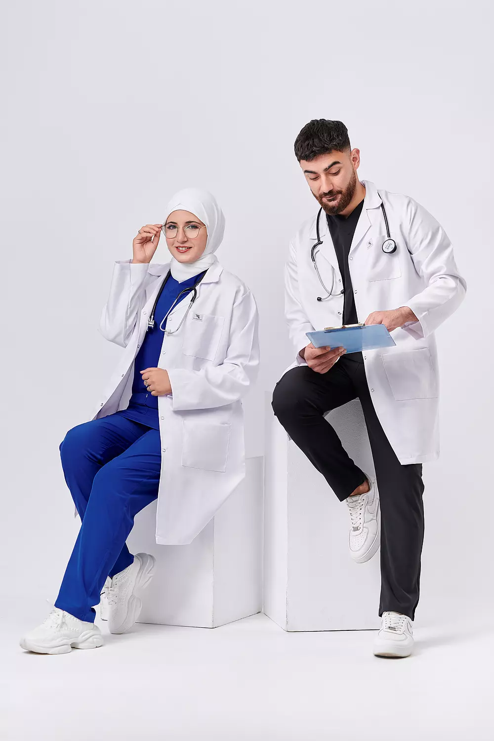 <h2><span style="color: rgb(110, 79, 162)">Lab coats</span></h2><hr><p></p>