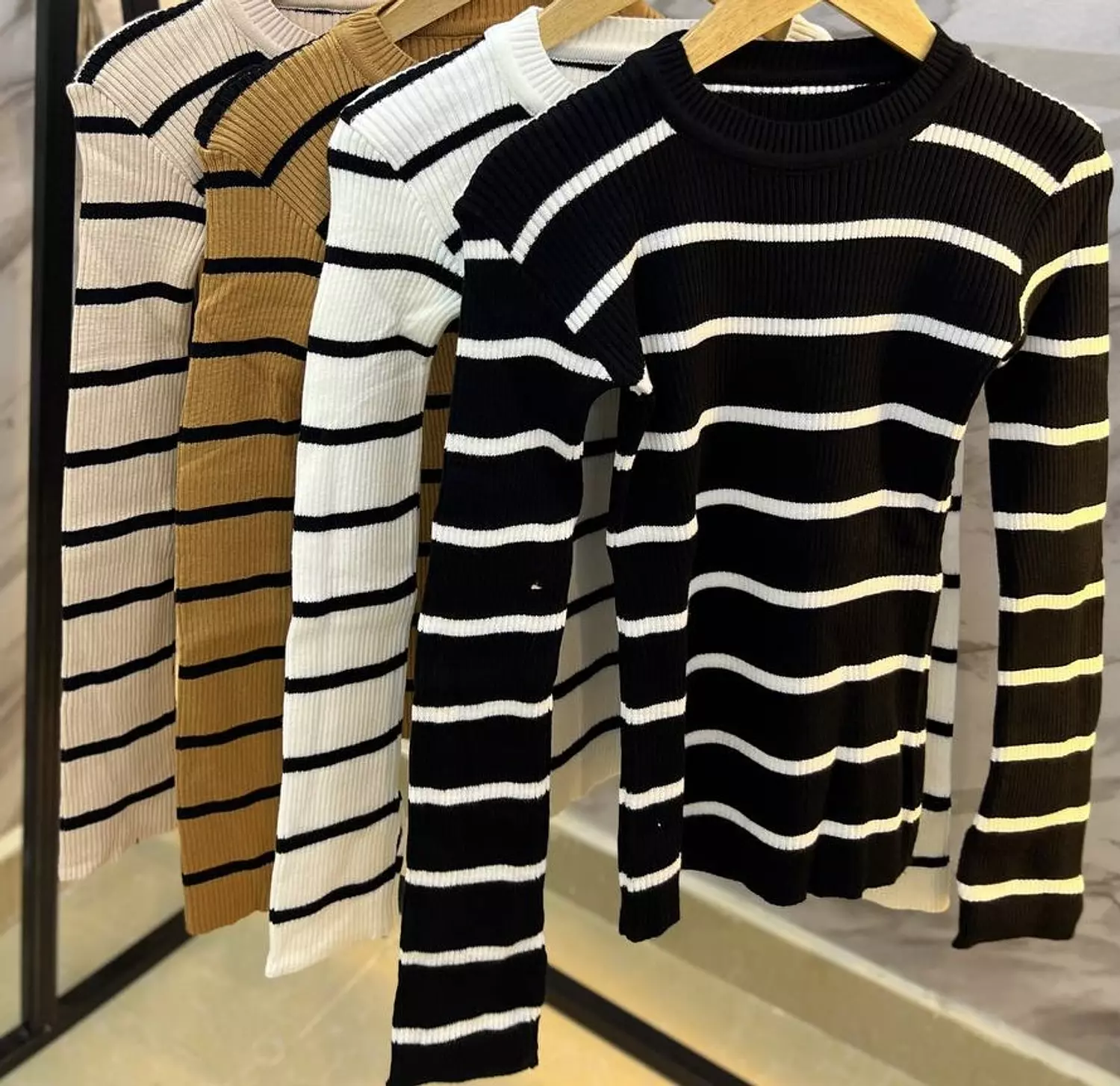Basic strip crewneck 1