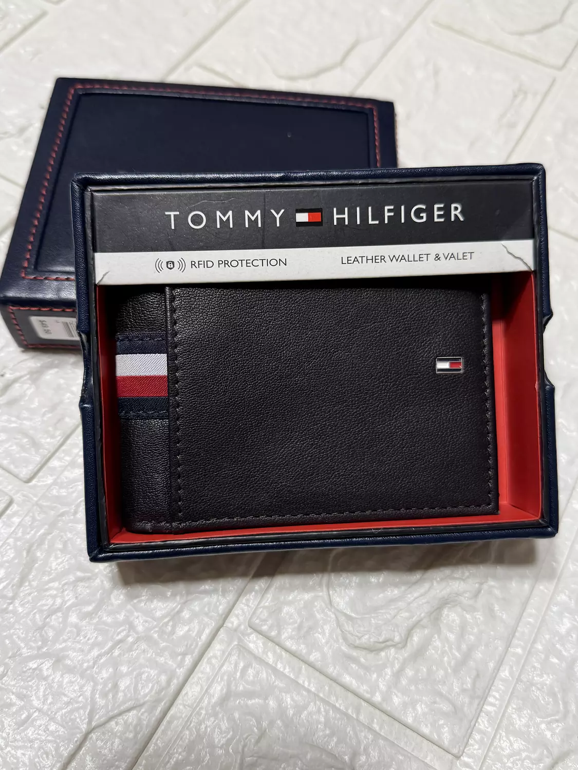 Tommy Hilfiger Men’s Leather Wallet with Fabric Stripe – RFID Protected 2