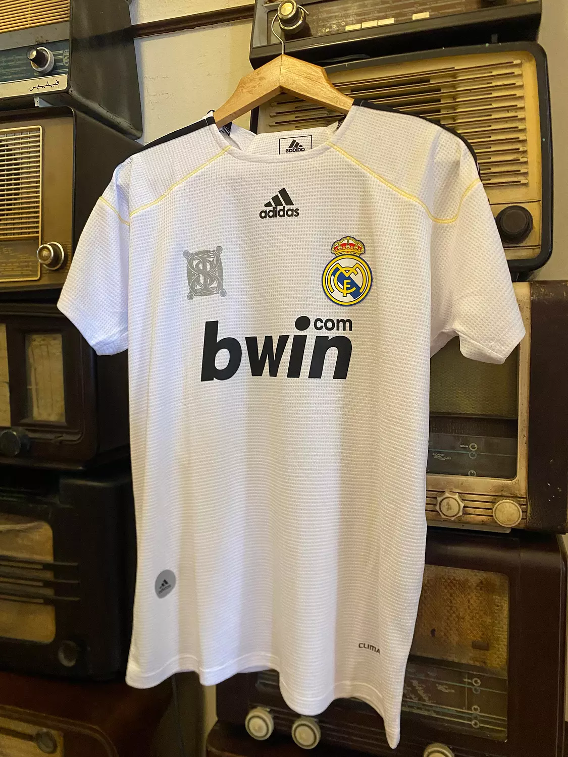 Real Madrid 2009/10 Home Jersey image