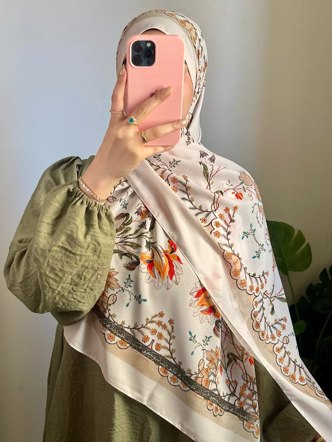 عربيةٌ زانَ القصيدُ بِذِكْرها فكأنها وزنُ البيوتِ ونَحْوُها/طرحة image