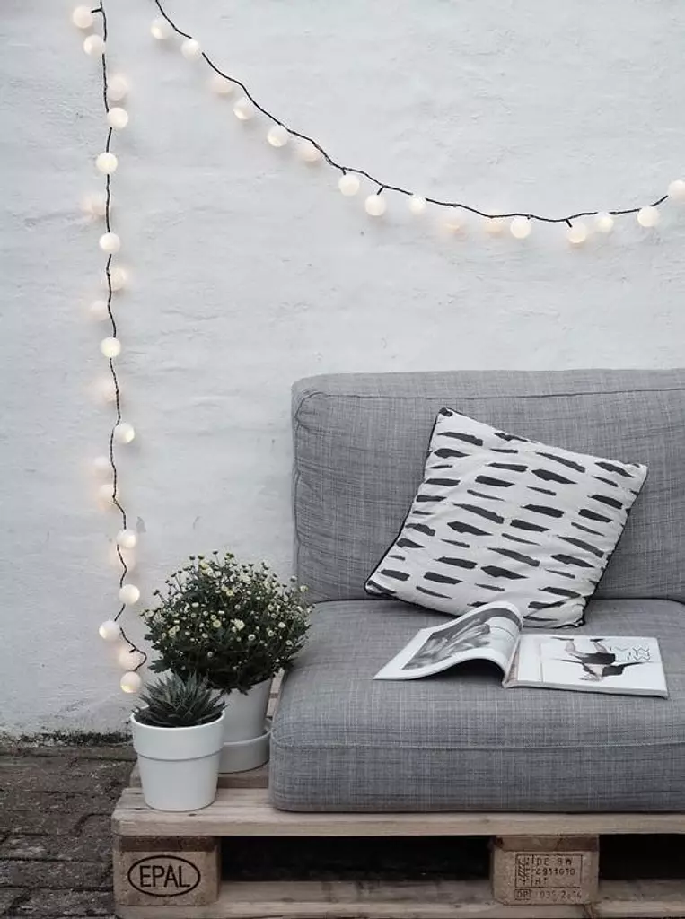 <h2 style="text-align: center"><strong>Single pallet sofa</strong></h2>