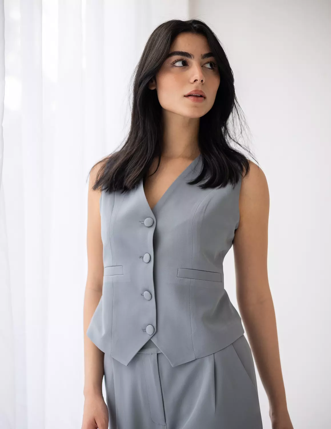 <p><strong>Iron gray cropped vest</strong></p><p><br></p><p><br></p>
