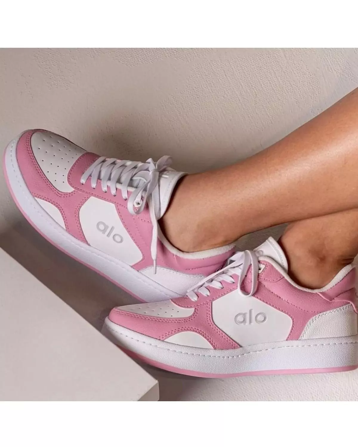 Alo Yoga shoes White/ Pink  2