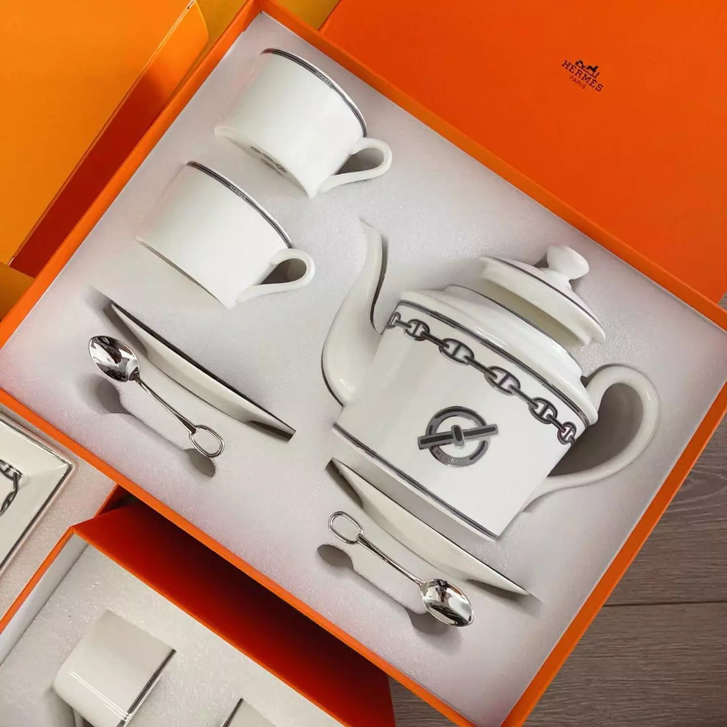 luxurious Hermès Chaine d'Ancre porcelain tea set in platinum silver, featuring iconic anchor chain motifs 7