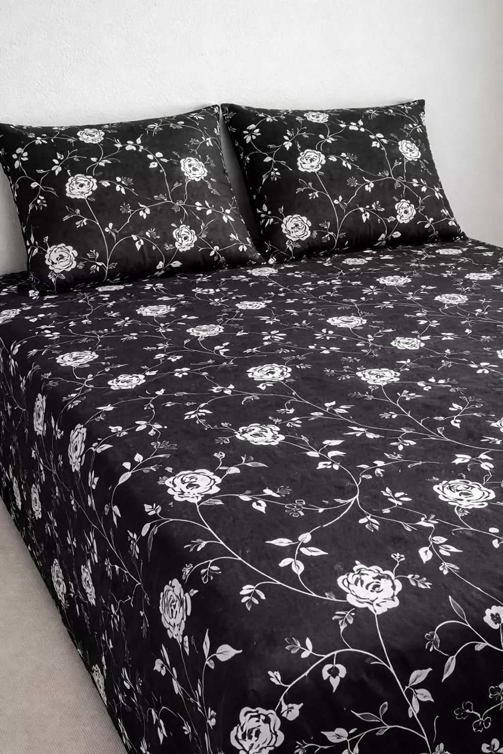 طقم ملايه قطن تركي كبير ورد اسود image