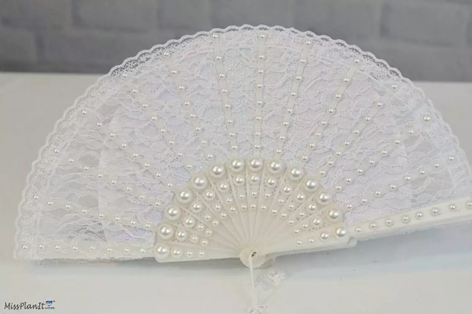 Lace fan adorned with pearls  1