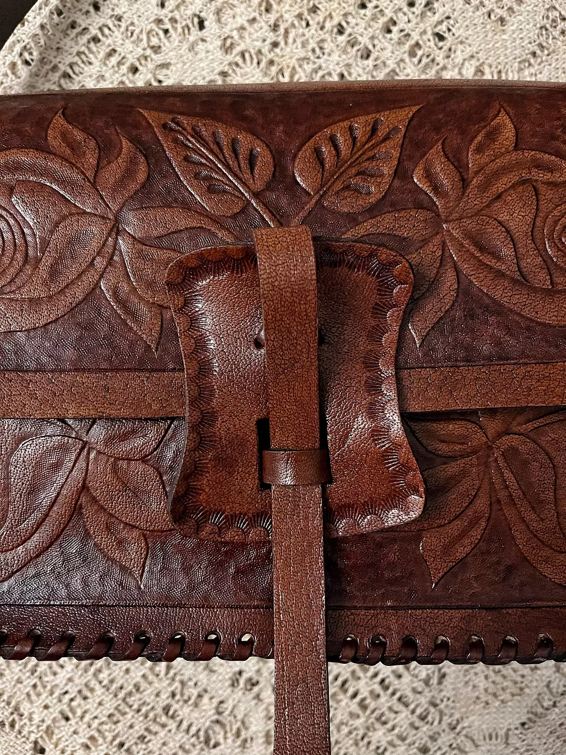Tooled roses leather shoulder bag with strap closure  6