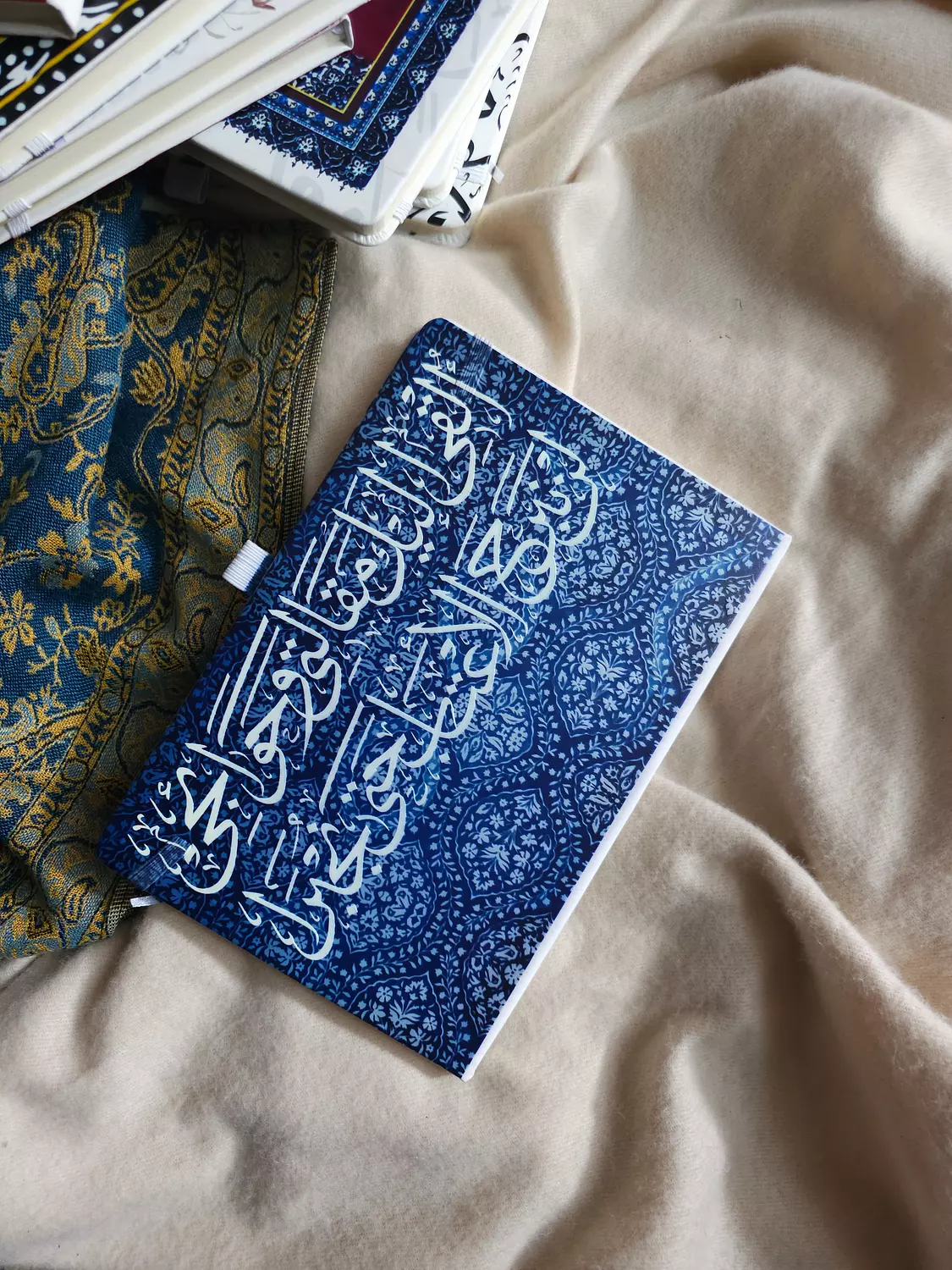 ألقي إليك مقالتي وحوائجي-Notebook image