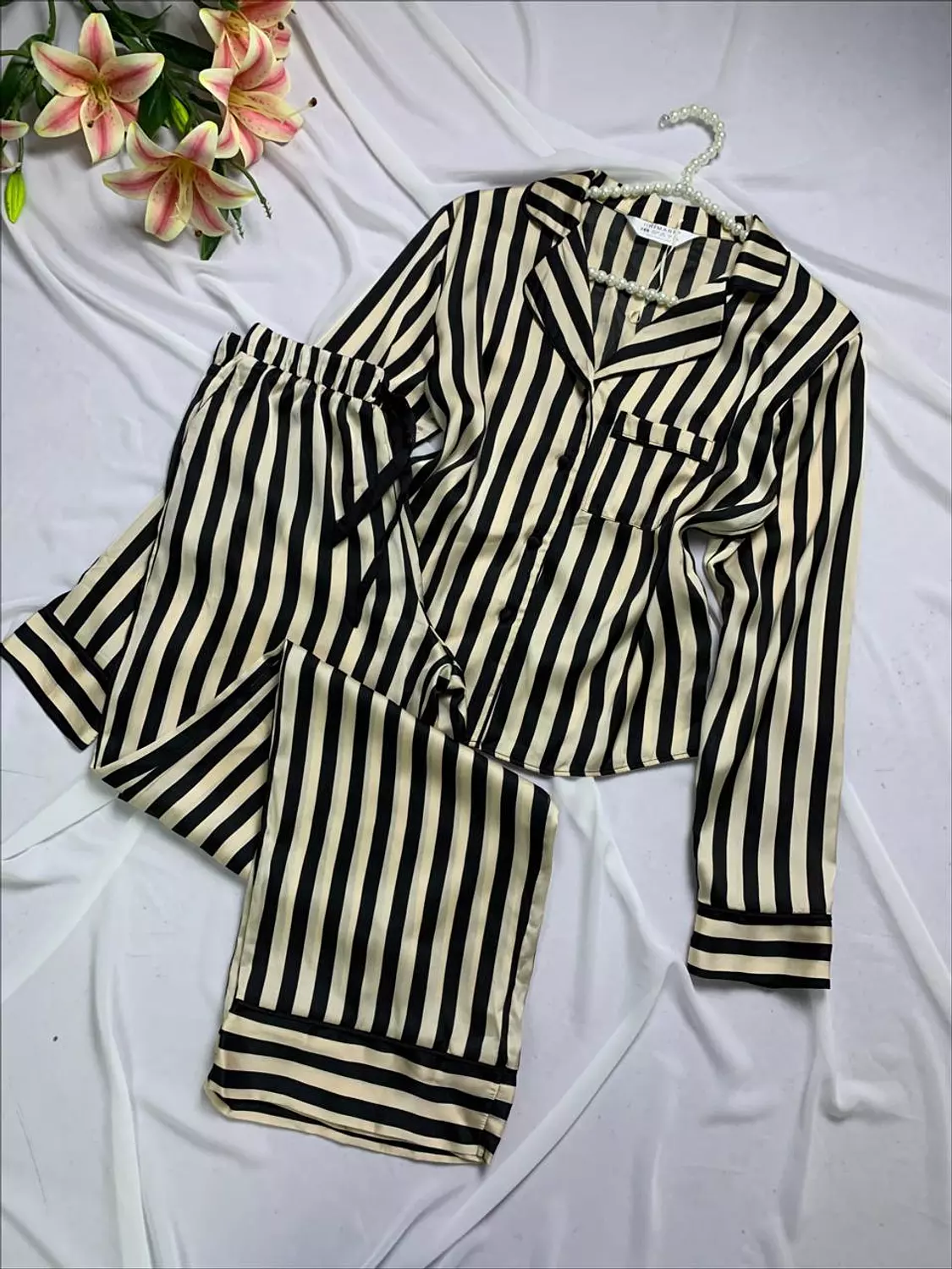 Elegant silky satin pijama set from Primark image
