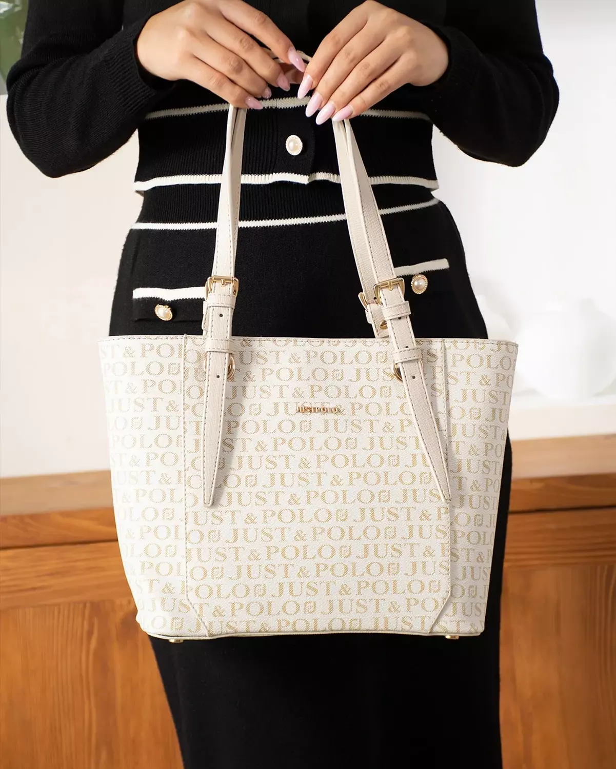 White shoulder bag  image