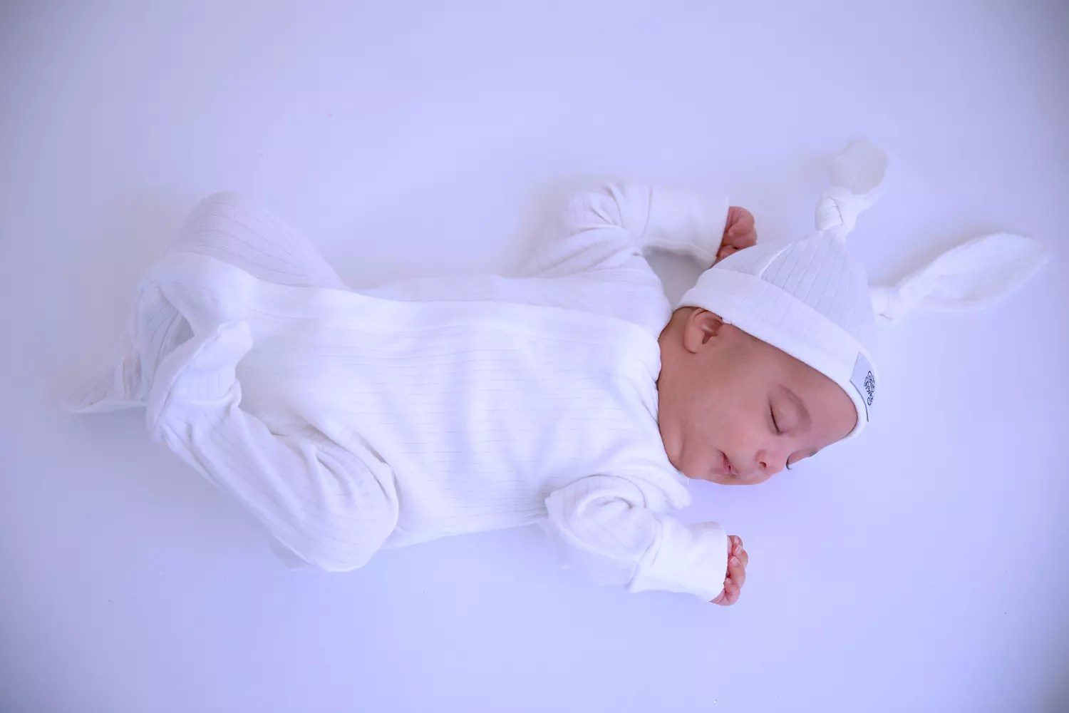 Cloud white organic set with bow/beanie 3
