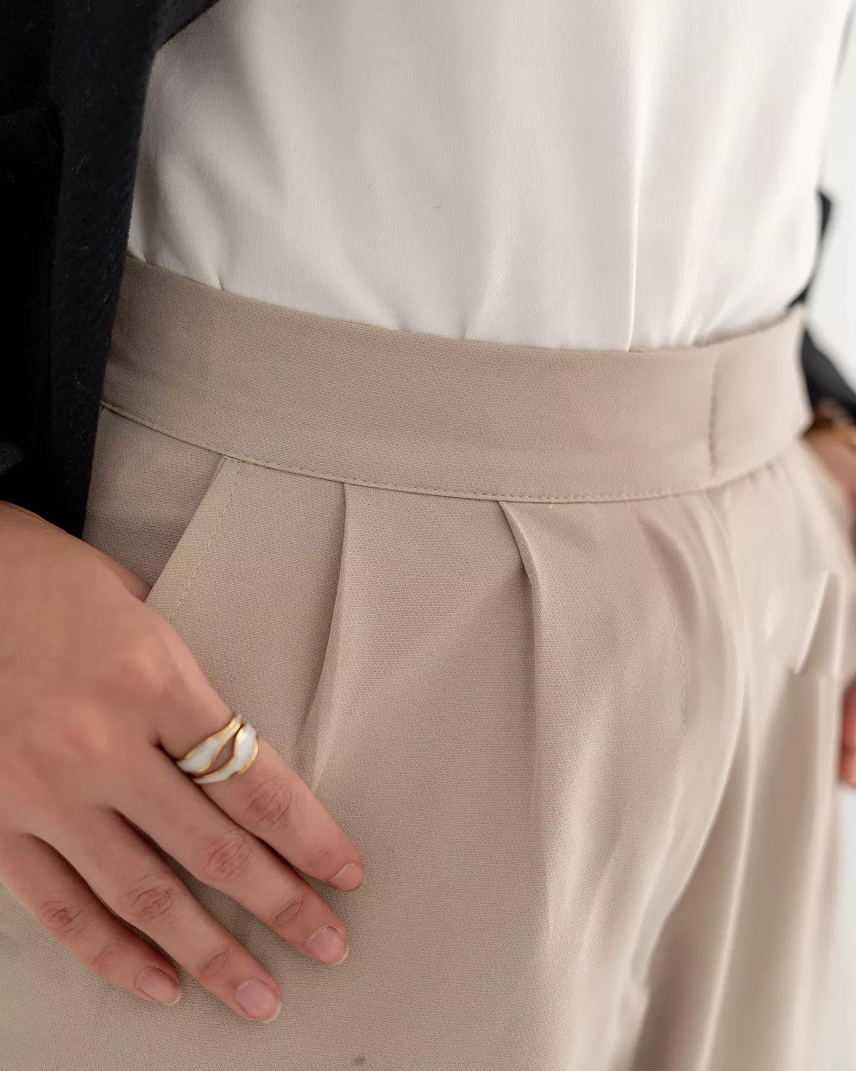 Beige classic high-waisted pant 3