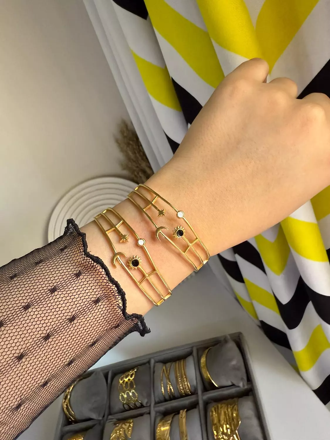 Moon bareclet  image