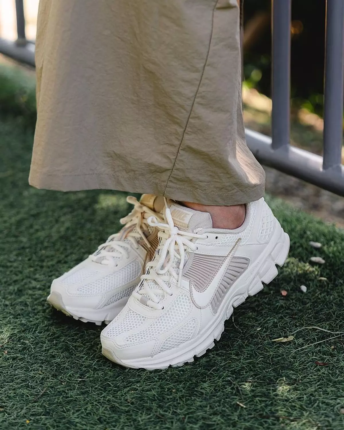 Nike Zoom Vomero 5 Sail Light Orewood Brown 2