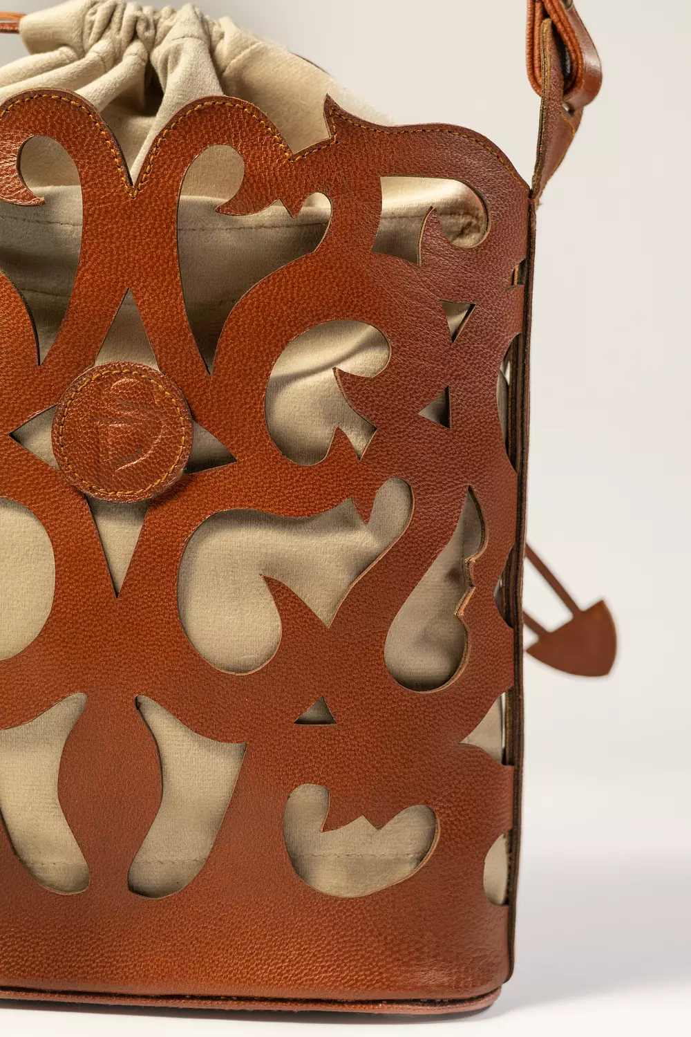 هي She – Ramadan Leather Bag (Havana) hover image