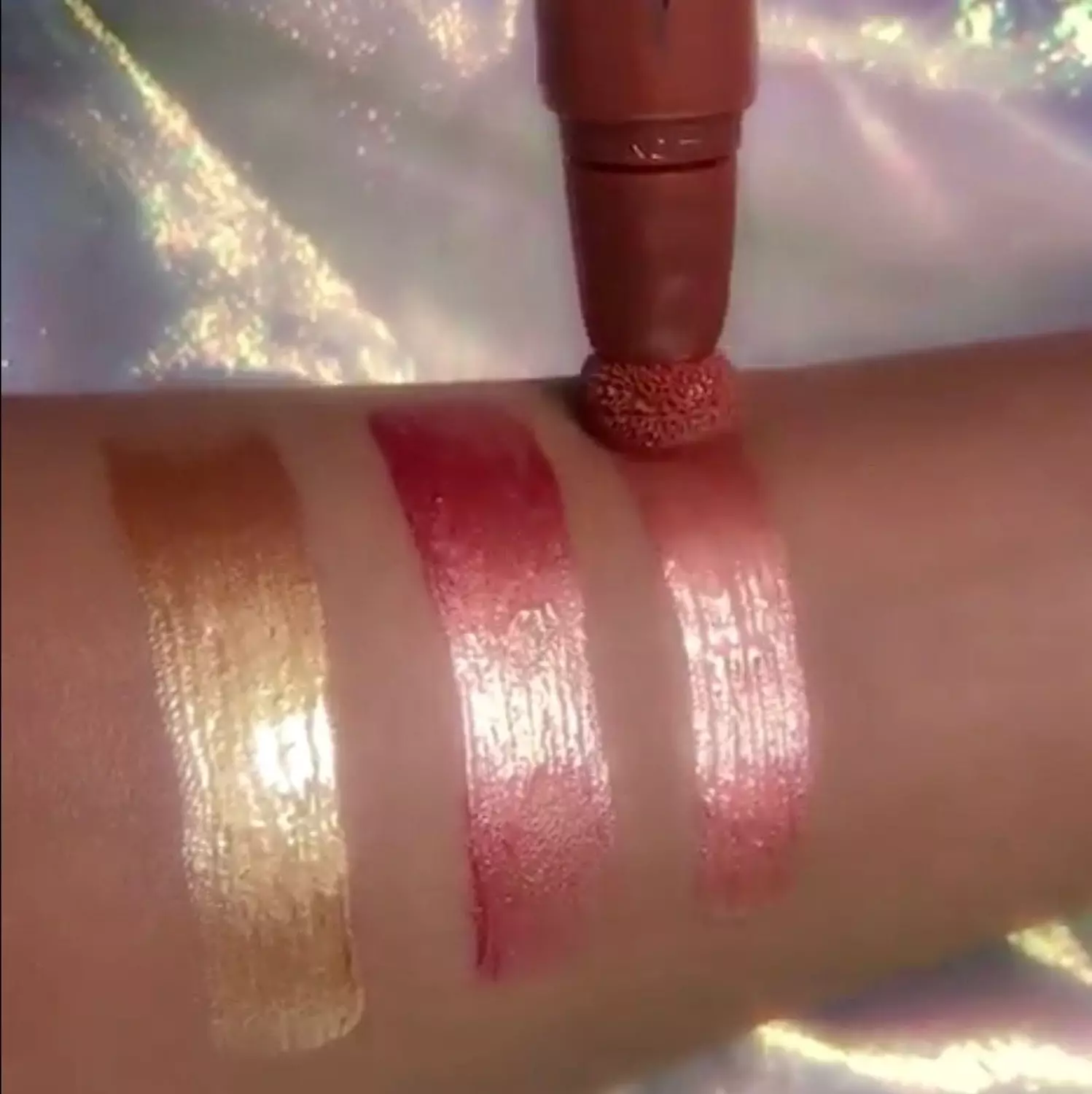 CHARLOTTE TILBURY Glowgasm Beauty Light Wand  shade in pingasm 1