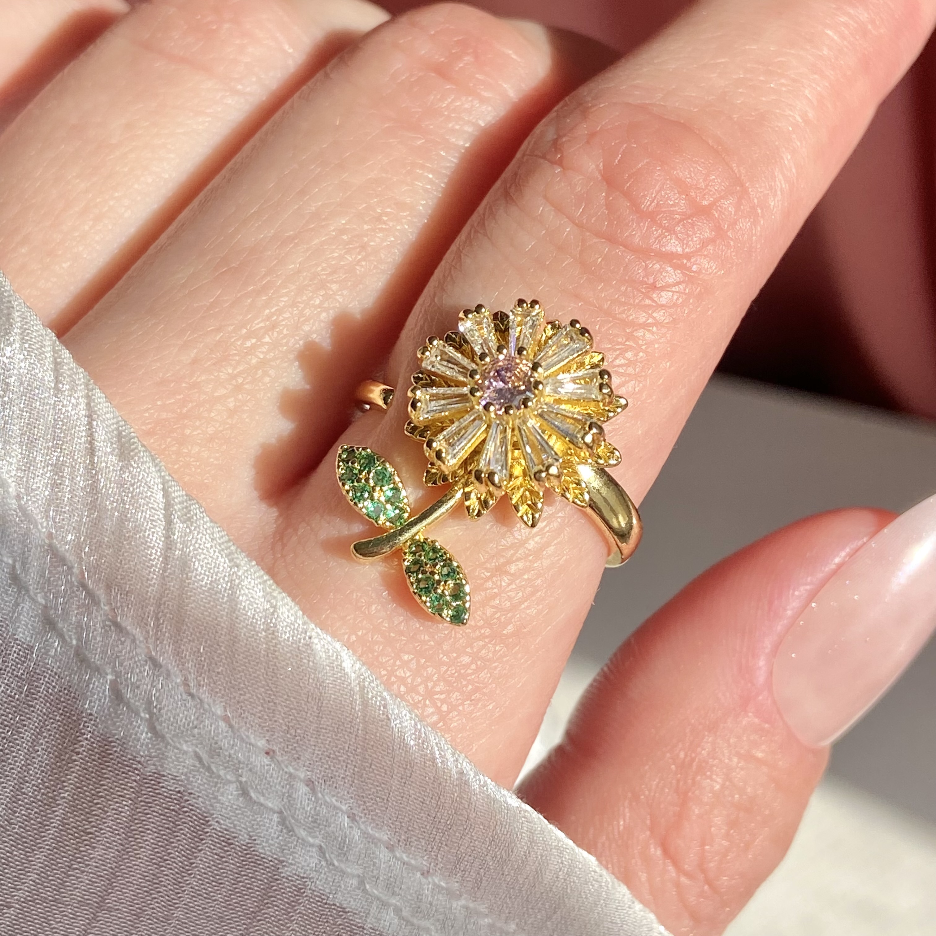 Spinner ring with green leaves- gold  image