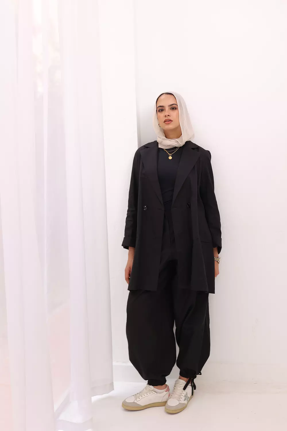 Fitted linen blazer in black 3
