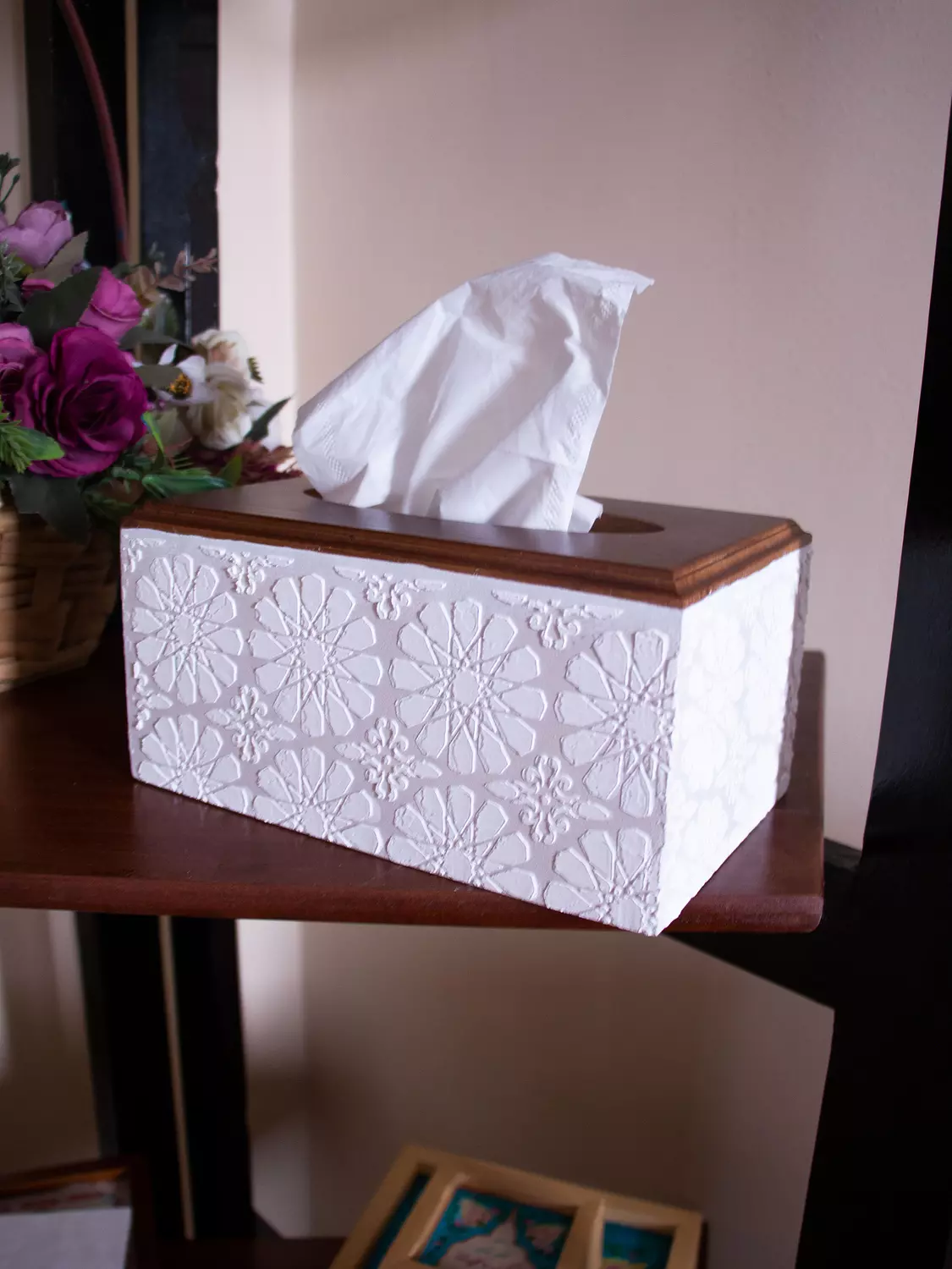 <p style="text-align: start"><span style="color: rgb(10, 10, 10)"><strong>Tissue Box Off white Islamic Stars</strong></span></p>