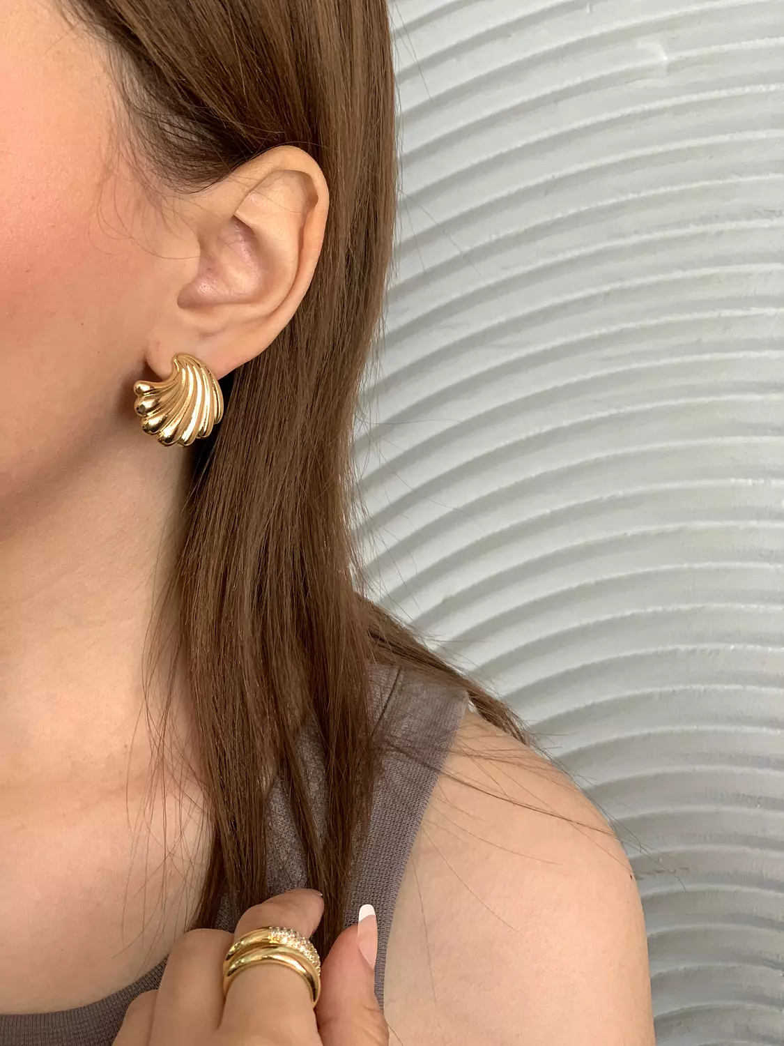 Shell golden earrings image