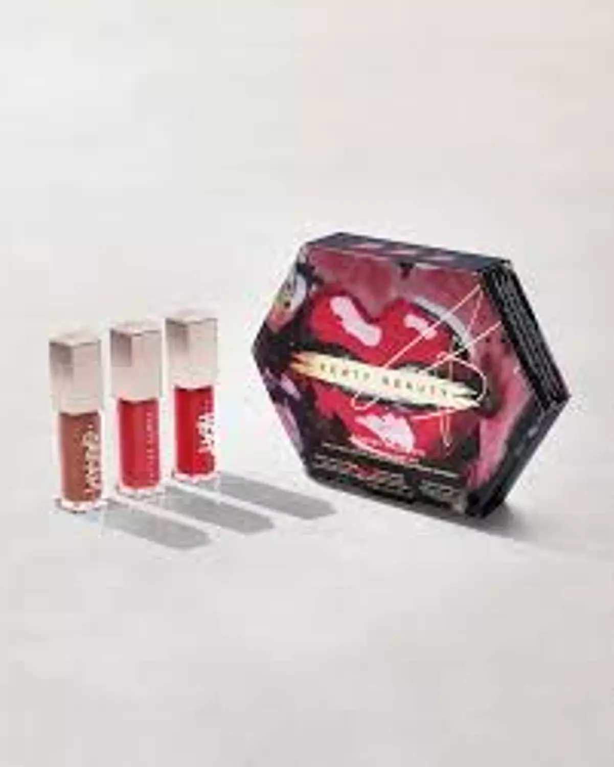 <h4><a target="_blank" rel="noopener noreferrer nofollow" href="https://www.mercadobalqes.com/en/shop/products/product-840026675581"><span style="color: rgb(0, 0, 0)">FENTY BEAUTY Glossy Posse VII Full-Size Gloss Bomb Trio</span></a></h4>