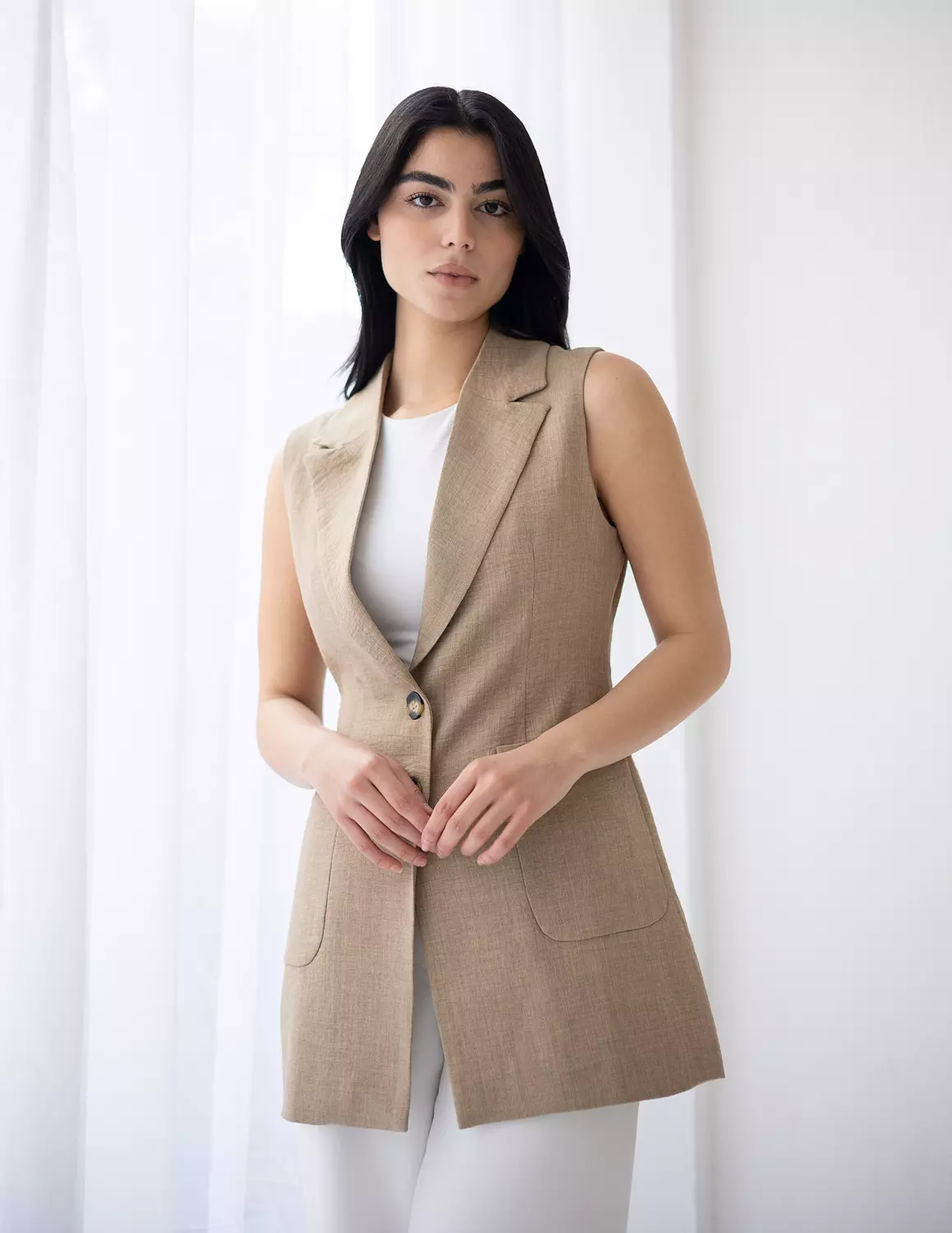 <p><strong>Golden beige long linen vest</strong></p><p><br></p><p><br></p>