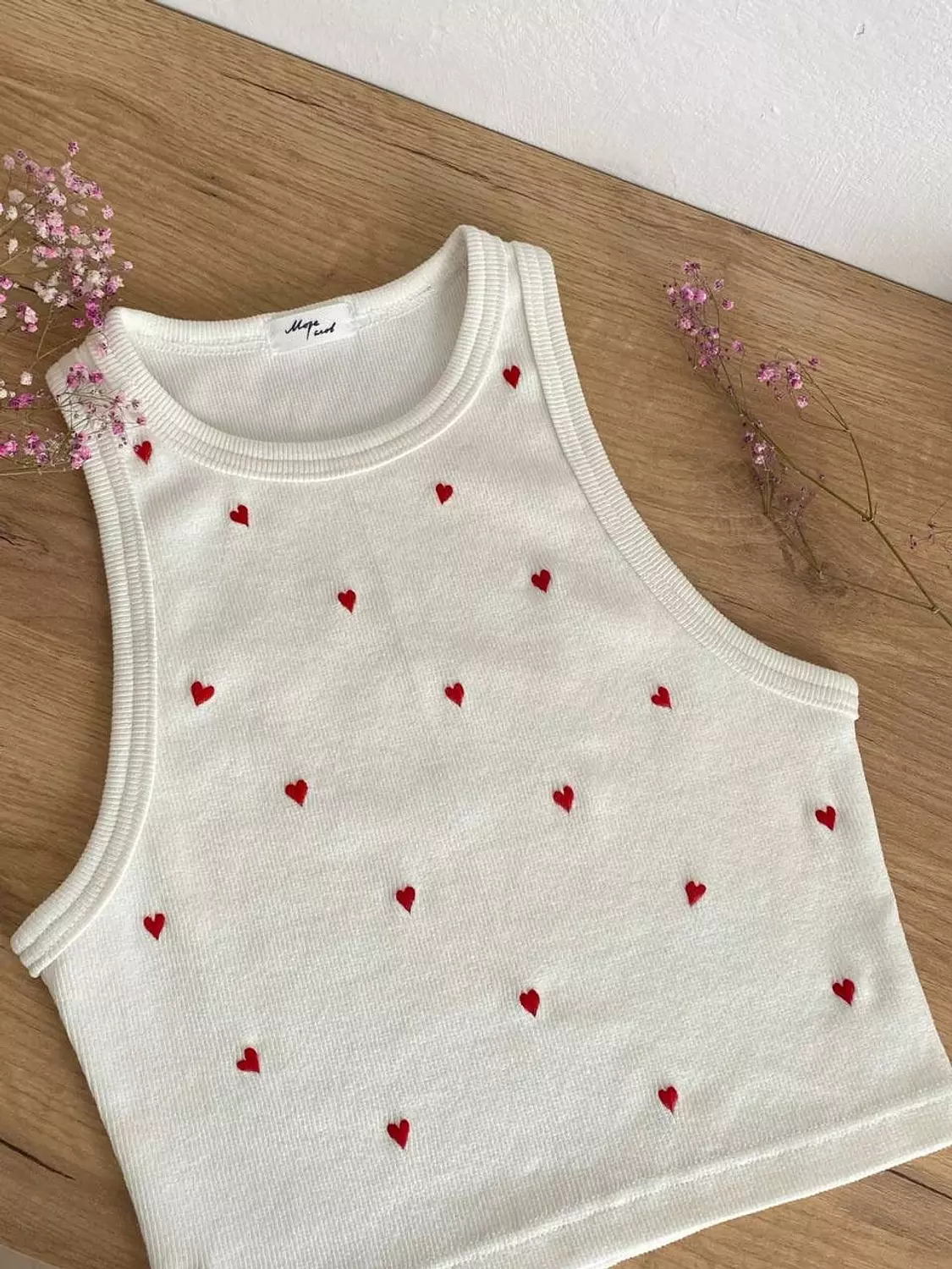 Cropped Ribbed Cotton Tank – Embroidered with Red Hearts 1