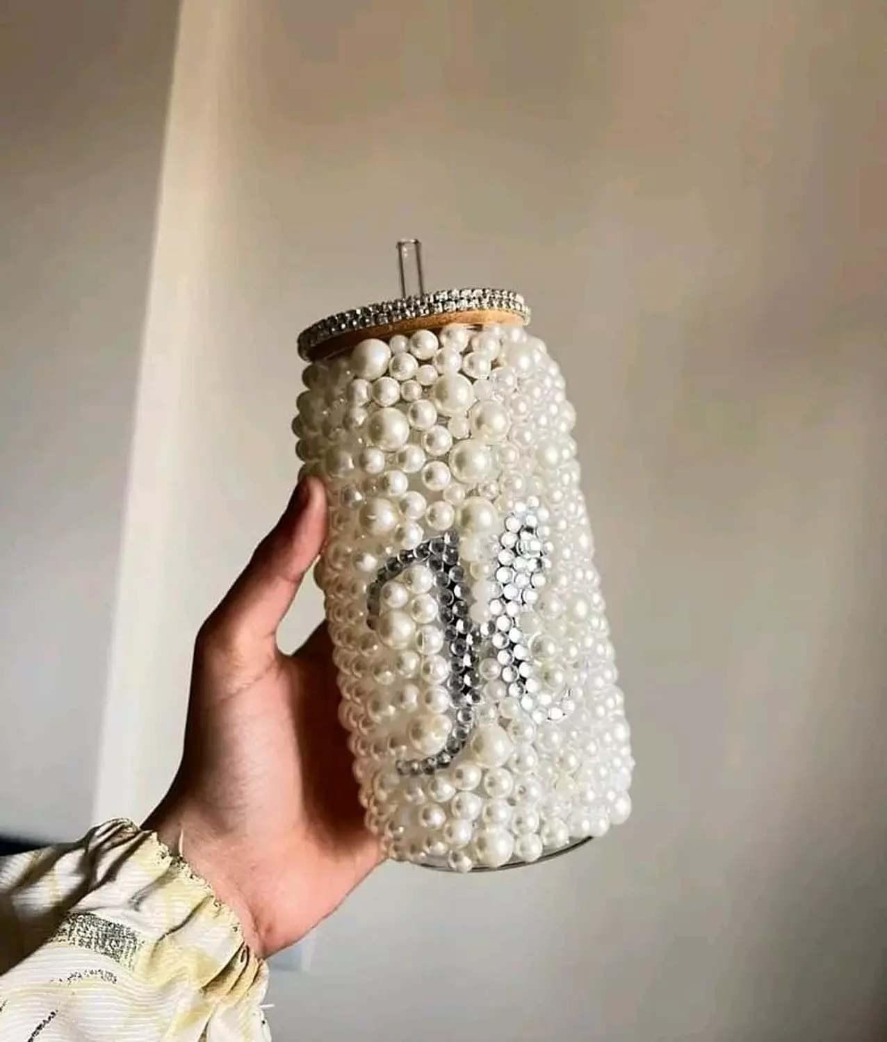 A luxury pearl tumbler cup  image
