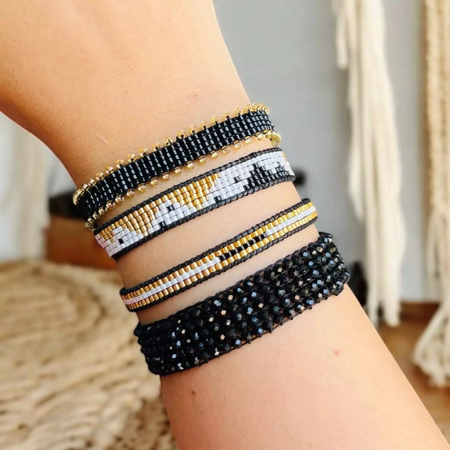 <h4 style="text-align: center"><span style="color: #f36999ff">Accessories Sets</span></h4>