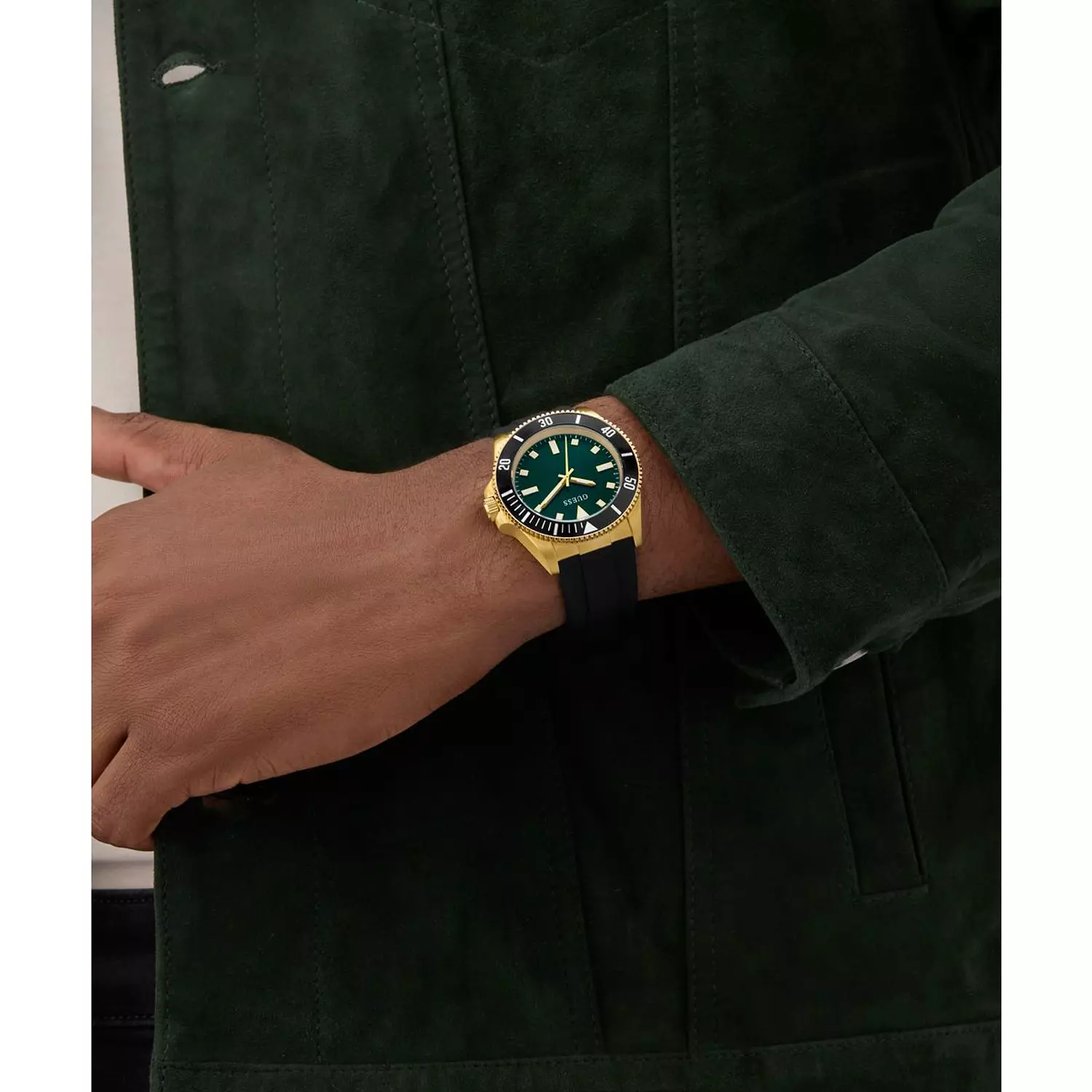 GUESS CLIFF Mens Black Gold Tone Analog Watch Black Silicone Smooth Strap 8