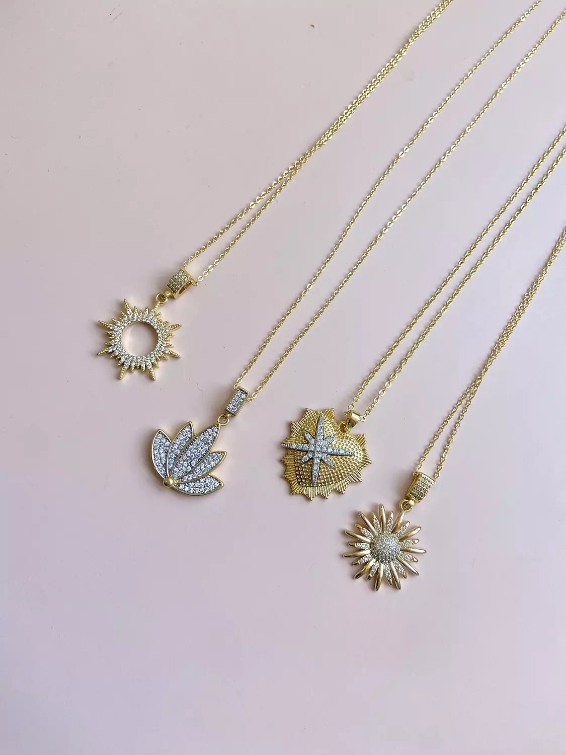 Sahar glow necklace image
