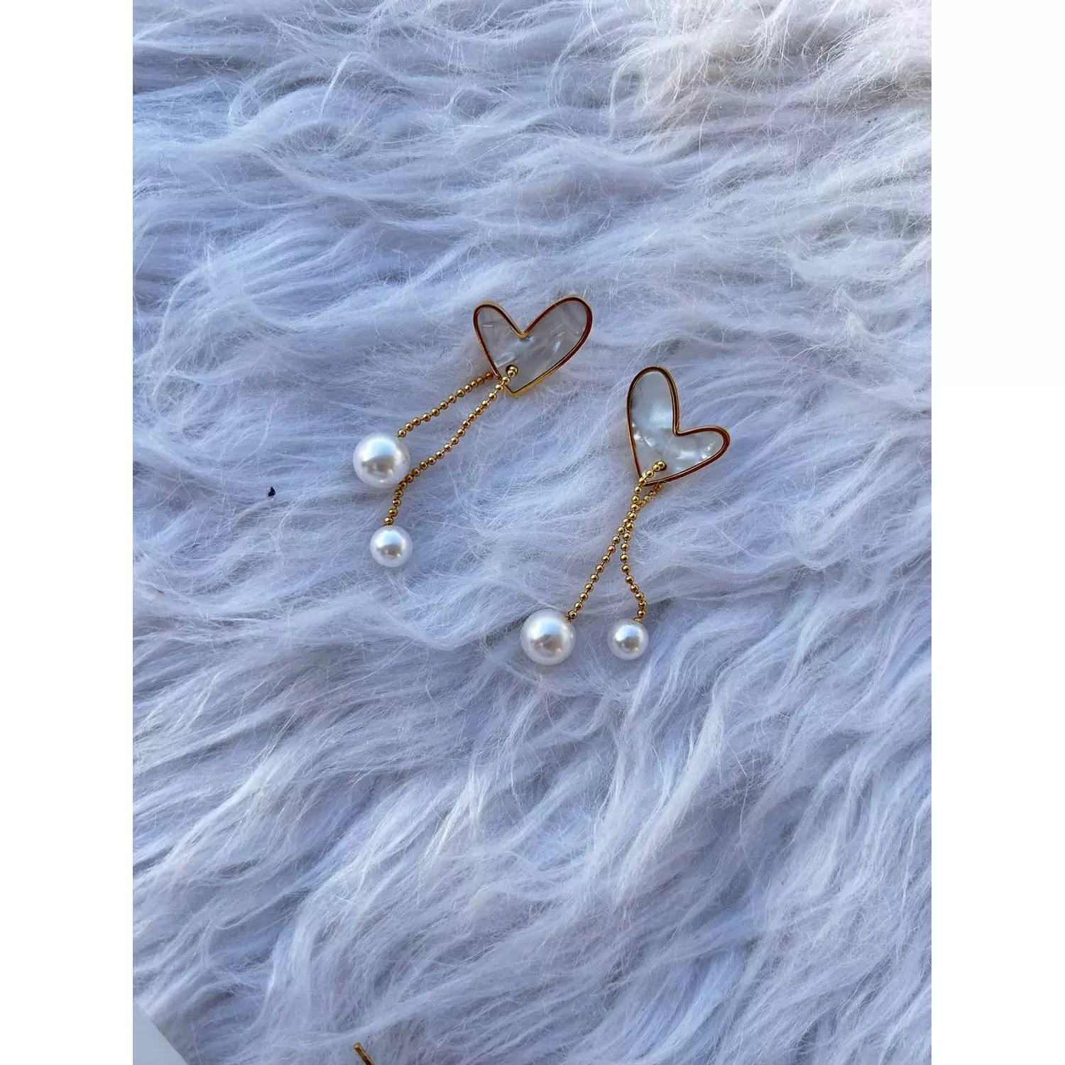 White heart earring  image