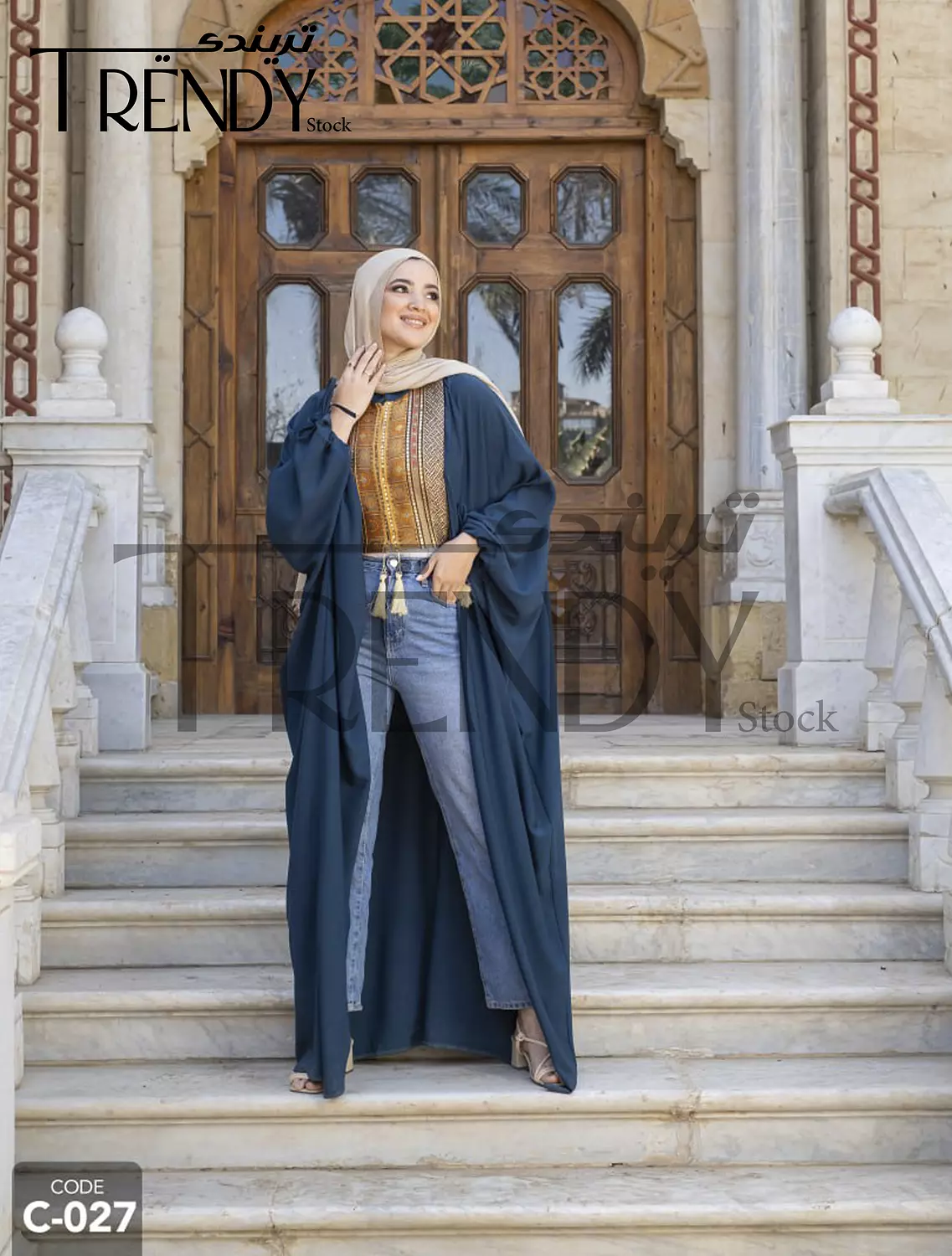 Half abaya decorated with an Indian accessory 1