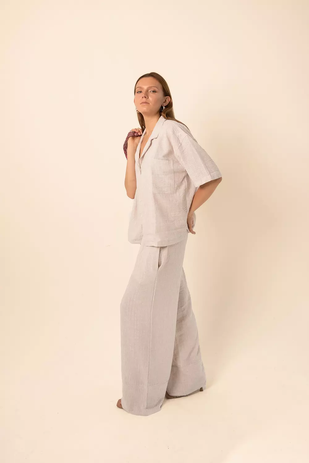 <p><strong>Wide-Leg Pants in silver Stripes - Beige</strong></p>