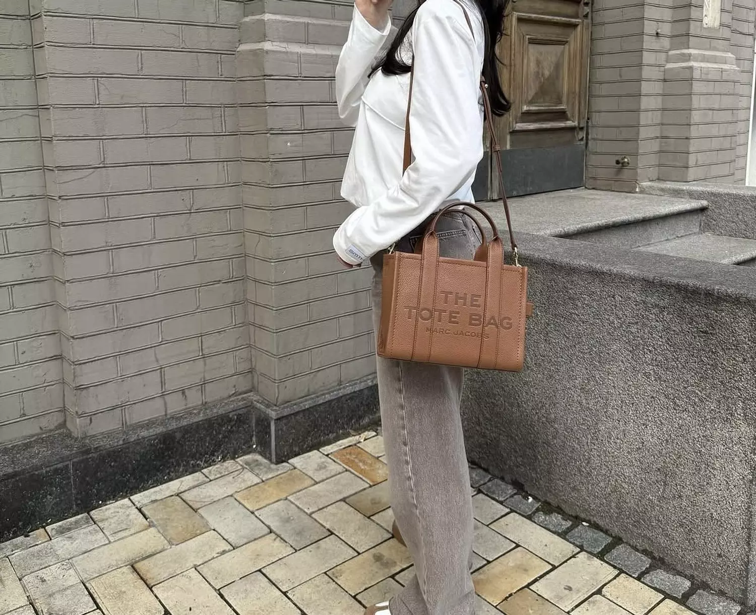 THE LEATHER SMALL TOTE BAG 2