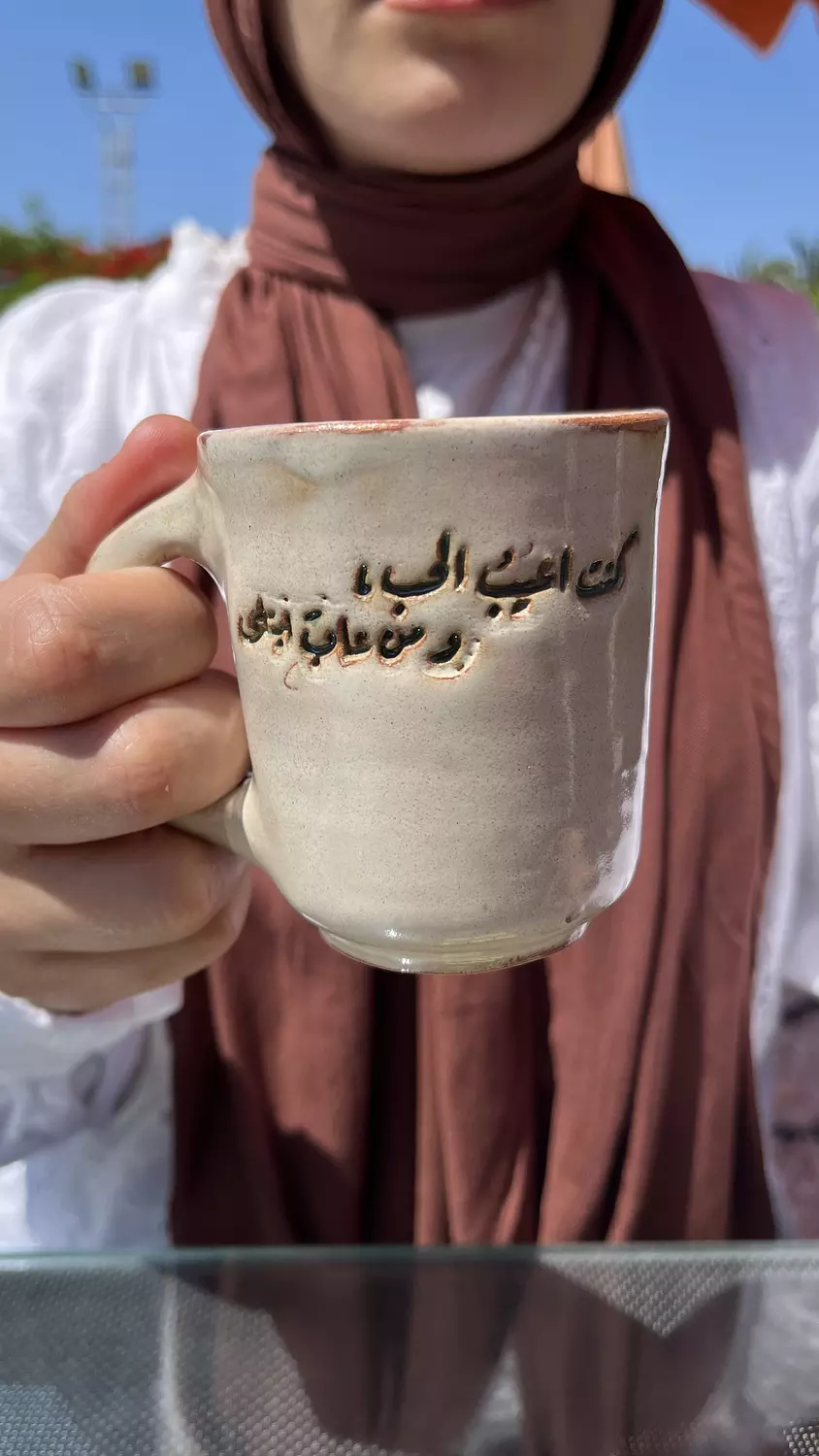 كُنتُ أَعيبُ الحُبَّ، وَمَن عابَ ابتُلِيَ. image