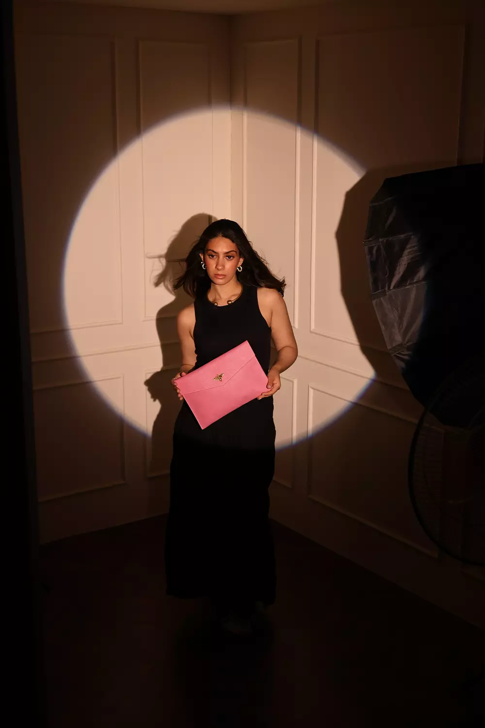 VeeV PinkyBee Clutch 2